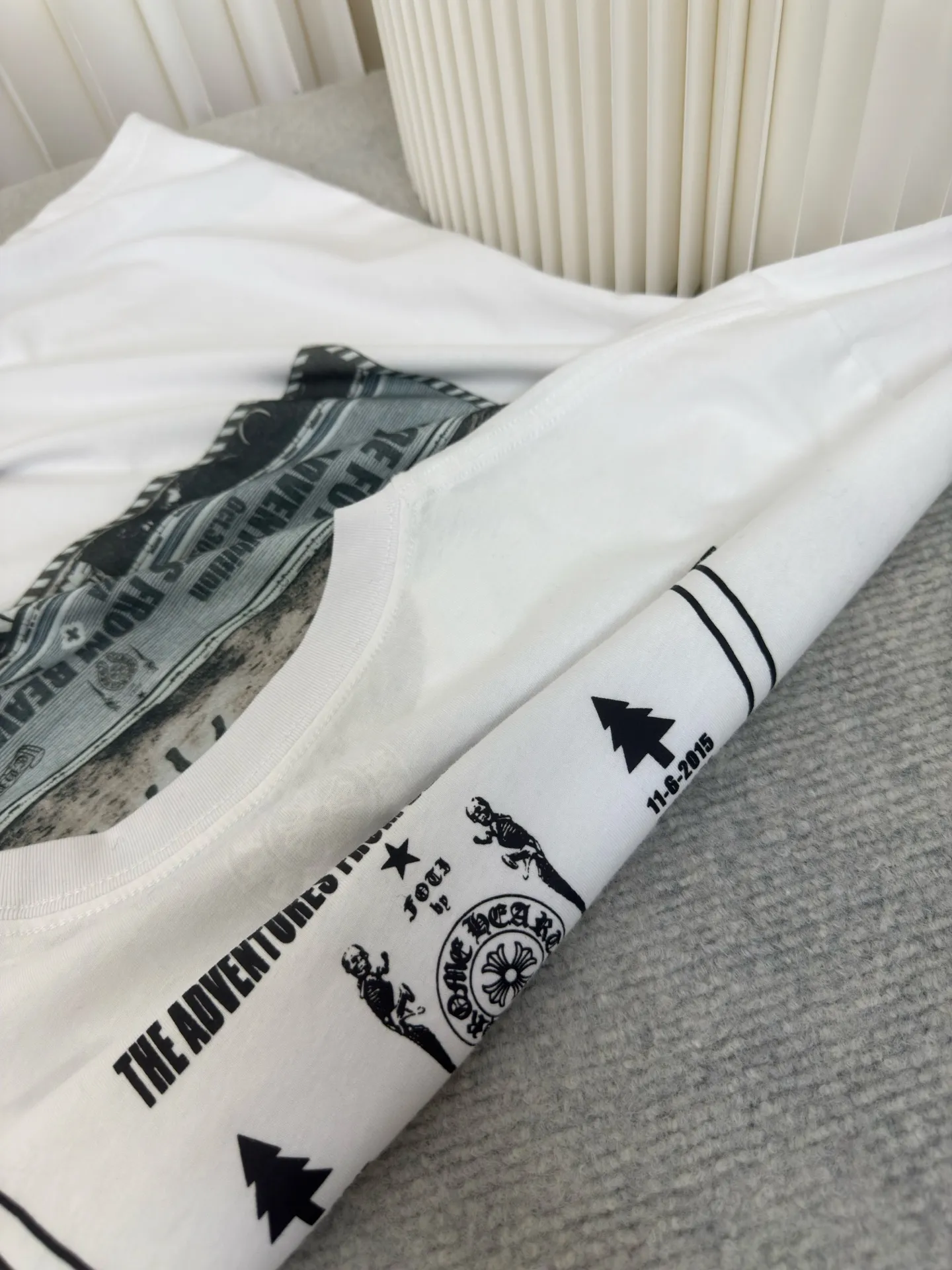 P250 Chrome Hear oil painting short sleeves. The fabric is made of 26-woven 200g cotton. The printing is digital printing. Customized accessories. Size S M L